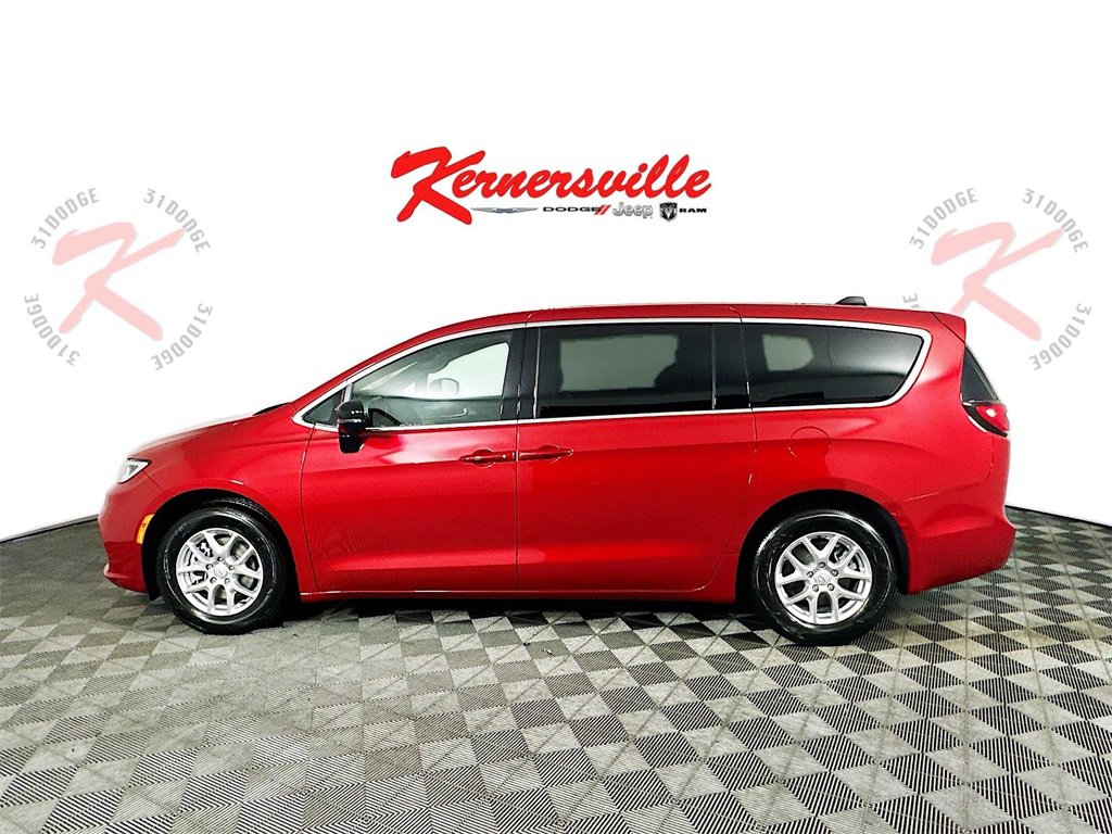 New 2026 Chrysler Pacifica Select image 4