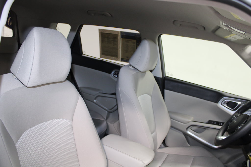 Used 2025 Kia Soul LX w/ LX Technology Package FWD image 21