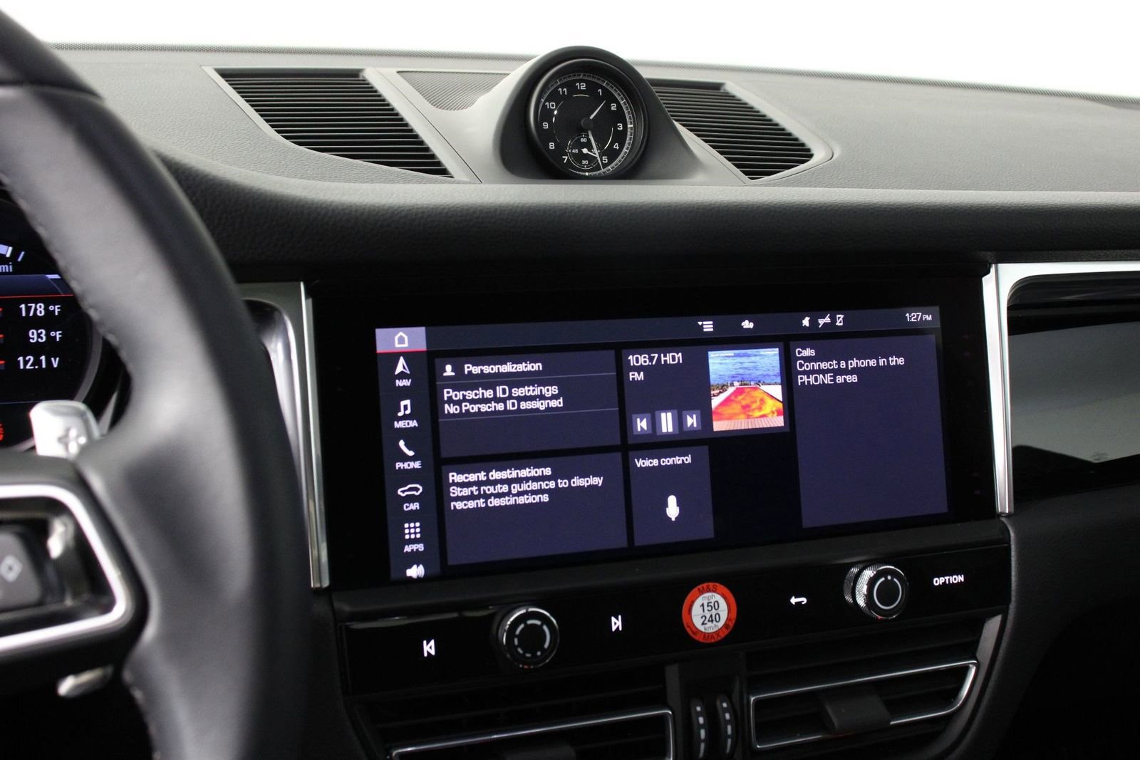 Certified 2025 Porsche Macan image 13