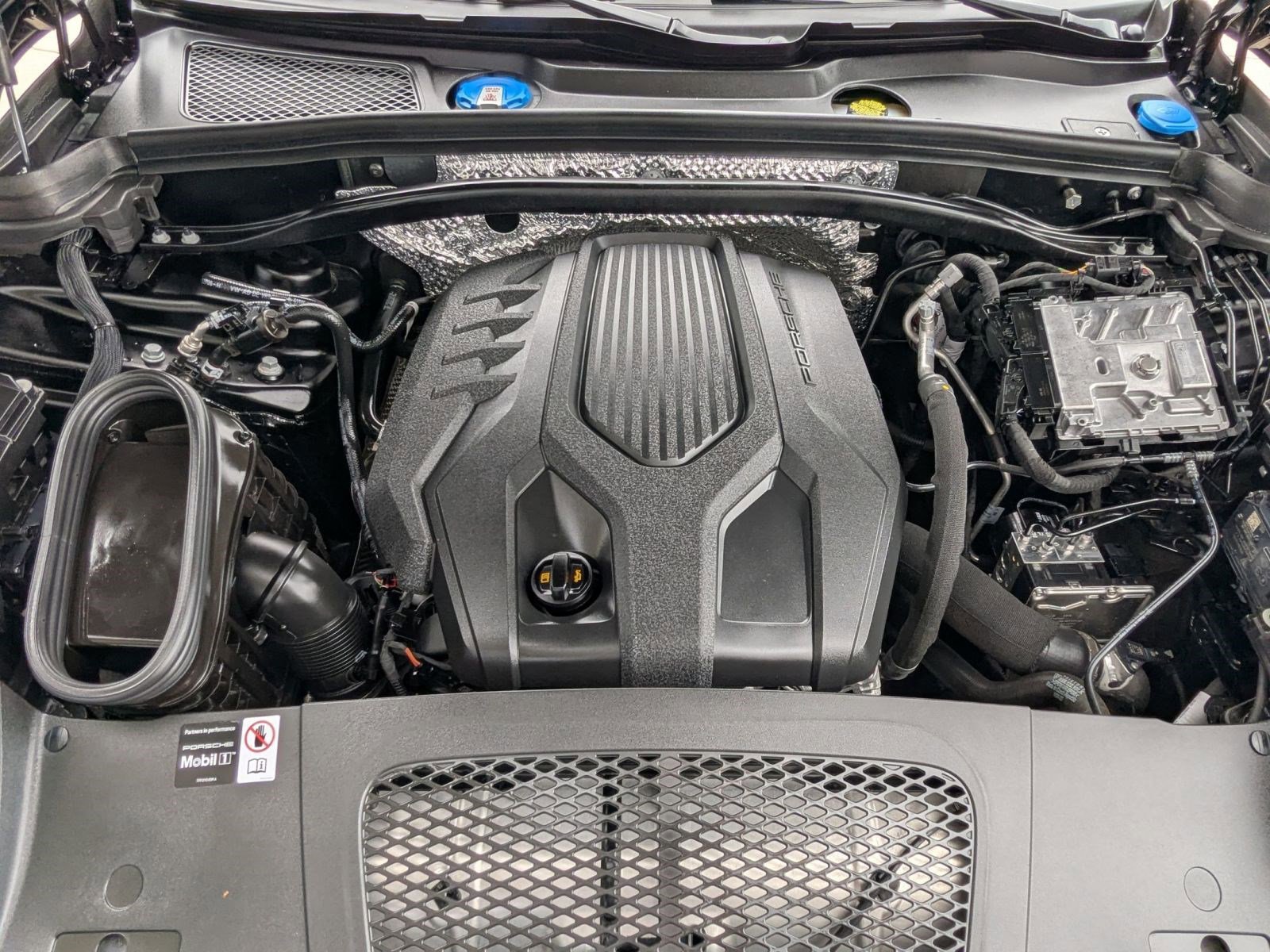 Certified 2025 Porsche Macan AWD/4WD image 27