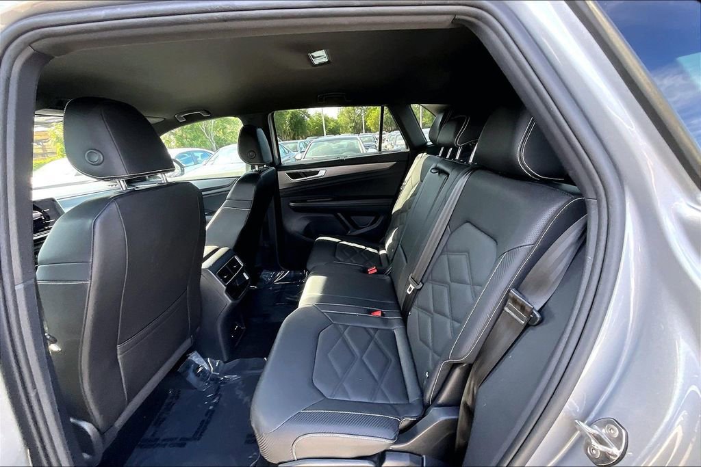 Certified 2025 Volkswagen Atlas Cross Sport SE AWD/4WD image 17