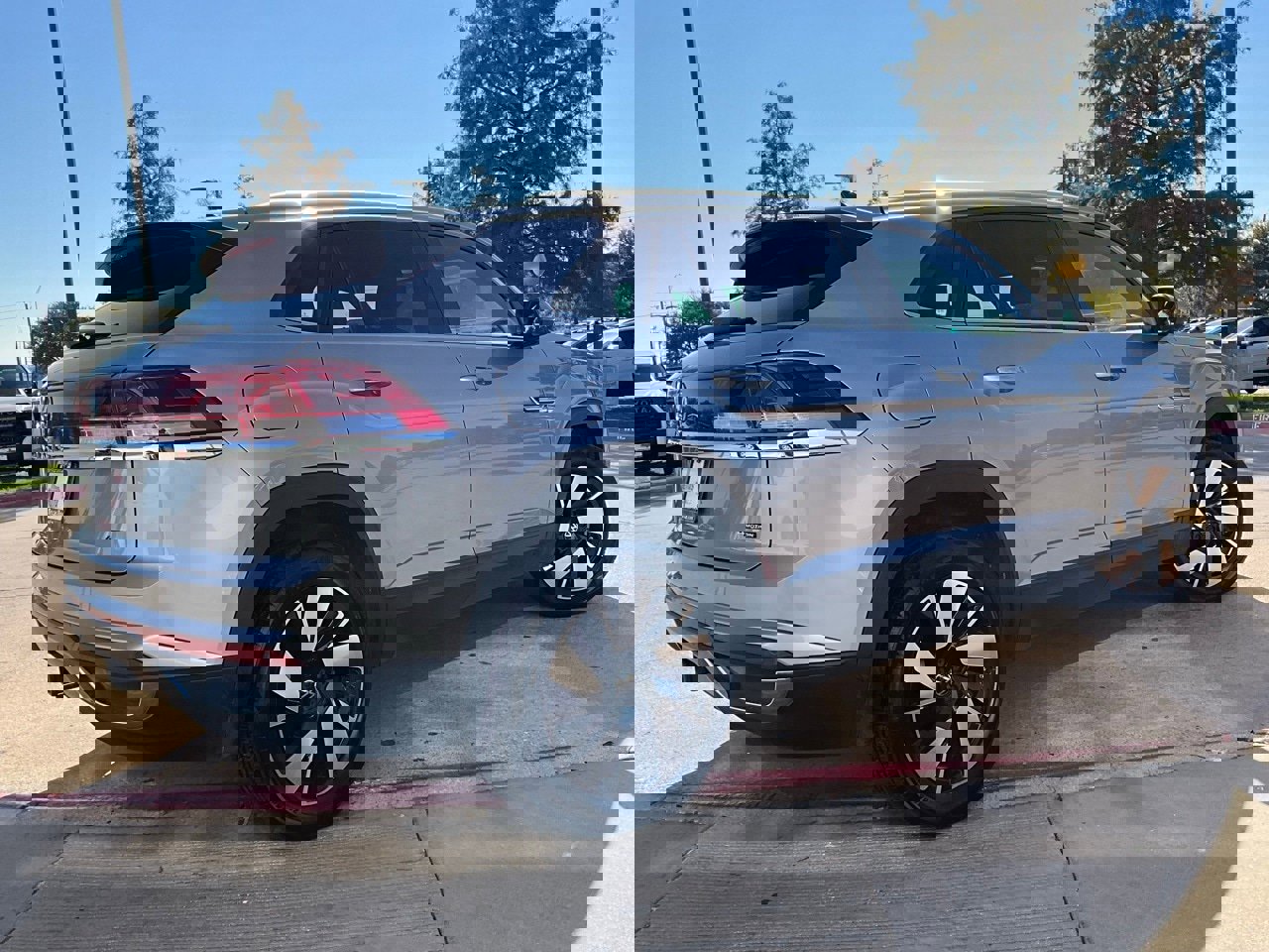 Used 2025 Volkswagen Atlas Cross Sport SE image 6