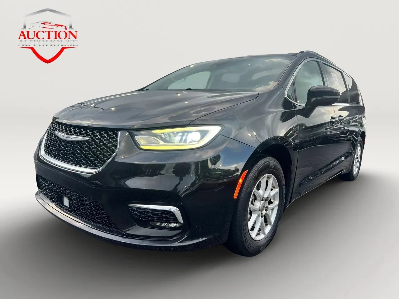 Used 2021 Chrysler Pacifica Touring-L FWD image 2
