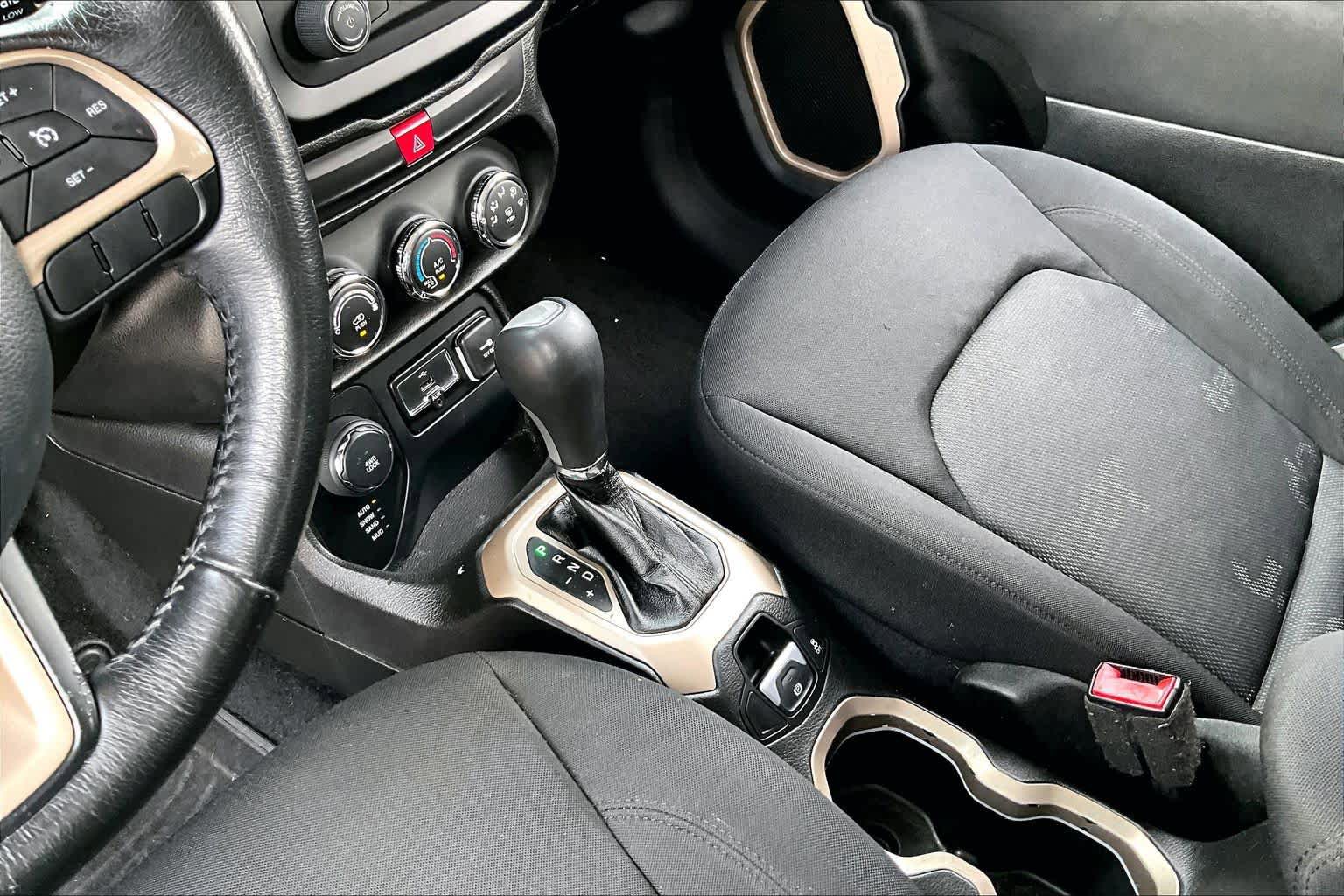 Used 2016 Jeep Renegade Latitude AWD/4WD image 17