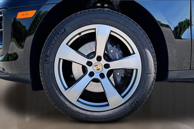 Used 2025 Porsche Macan AWD/4WD image 29