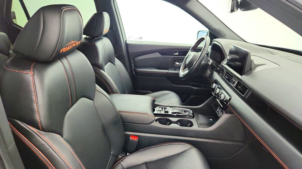 Used 2025 Honda Pilot TrailSport image 25