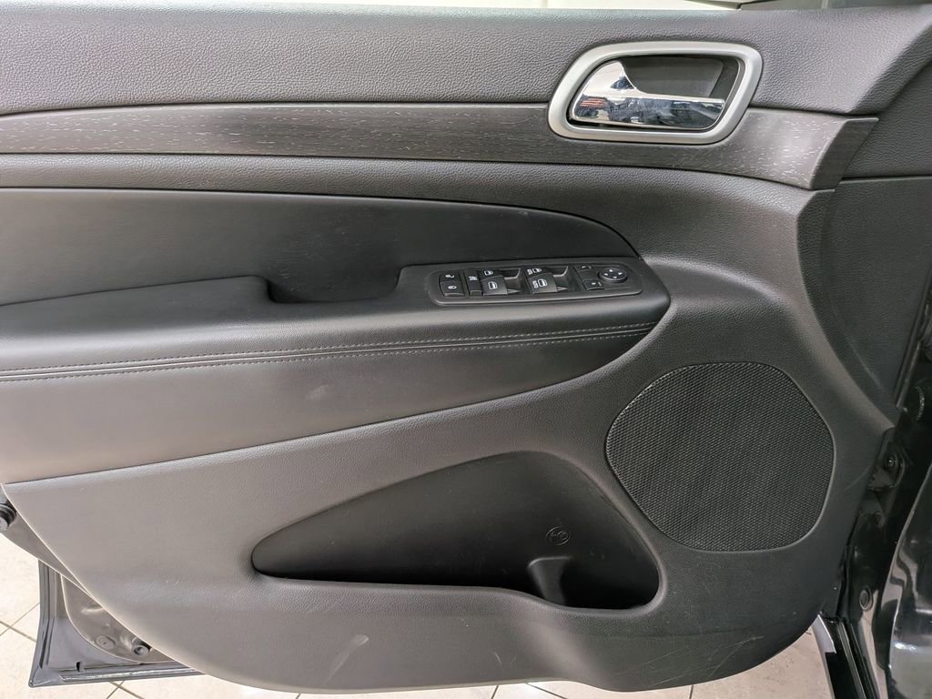 Used 2017 Jeep Grand Cherokee Altitude image 15
