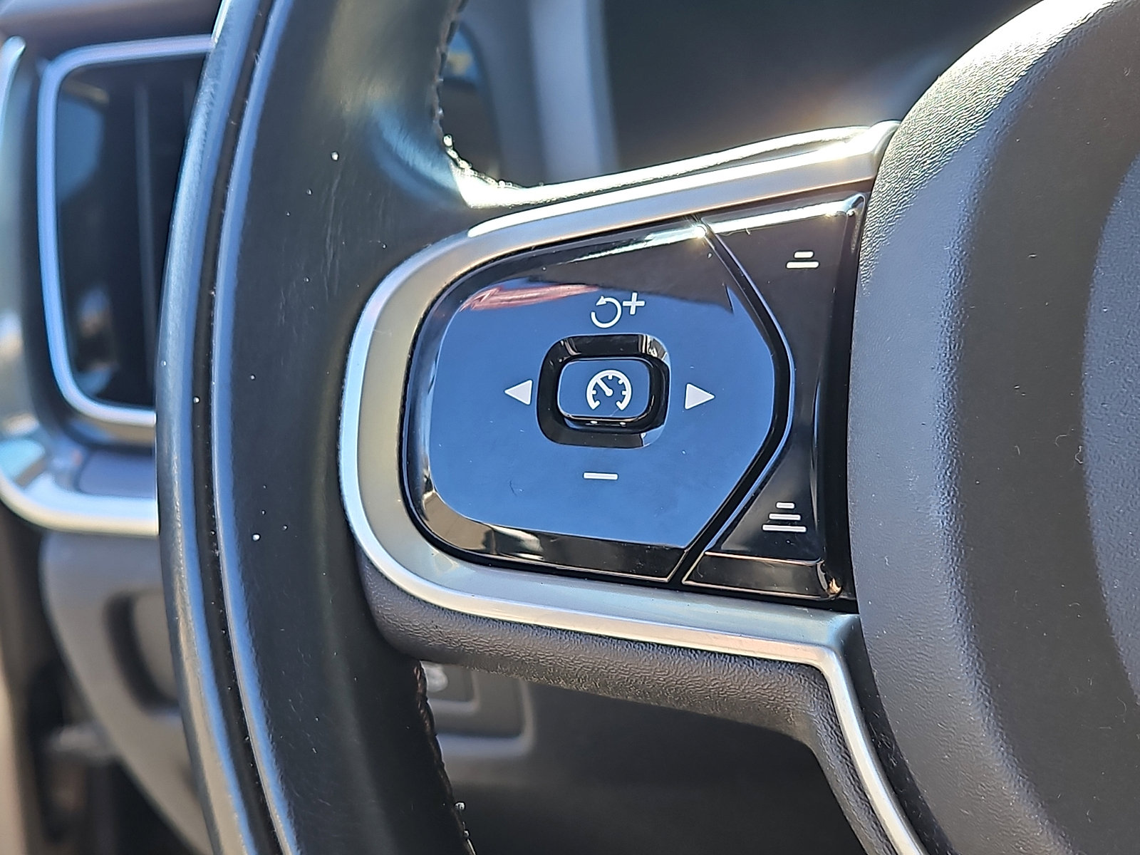 Used 2020 Volvo S60 T6 Momentum w/ Protection Package image 22