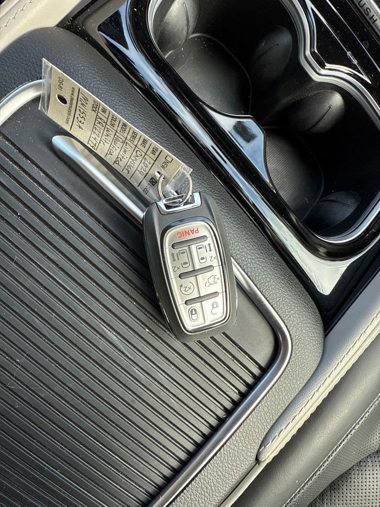 Used 2024 Chrysler Pacifica Limited AWD/4WD image 15