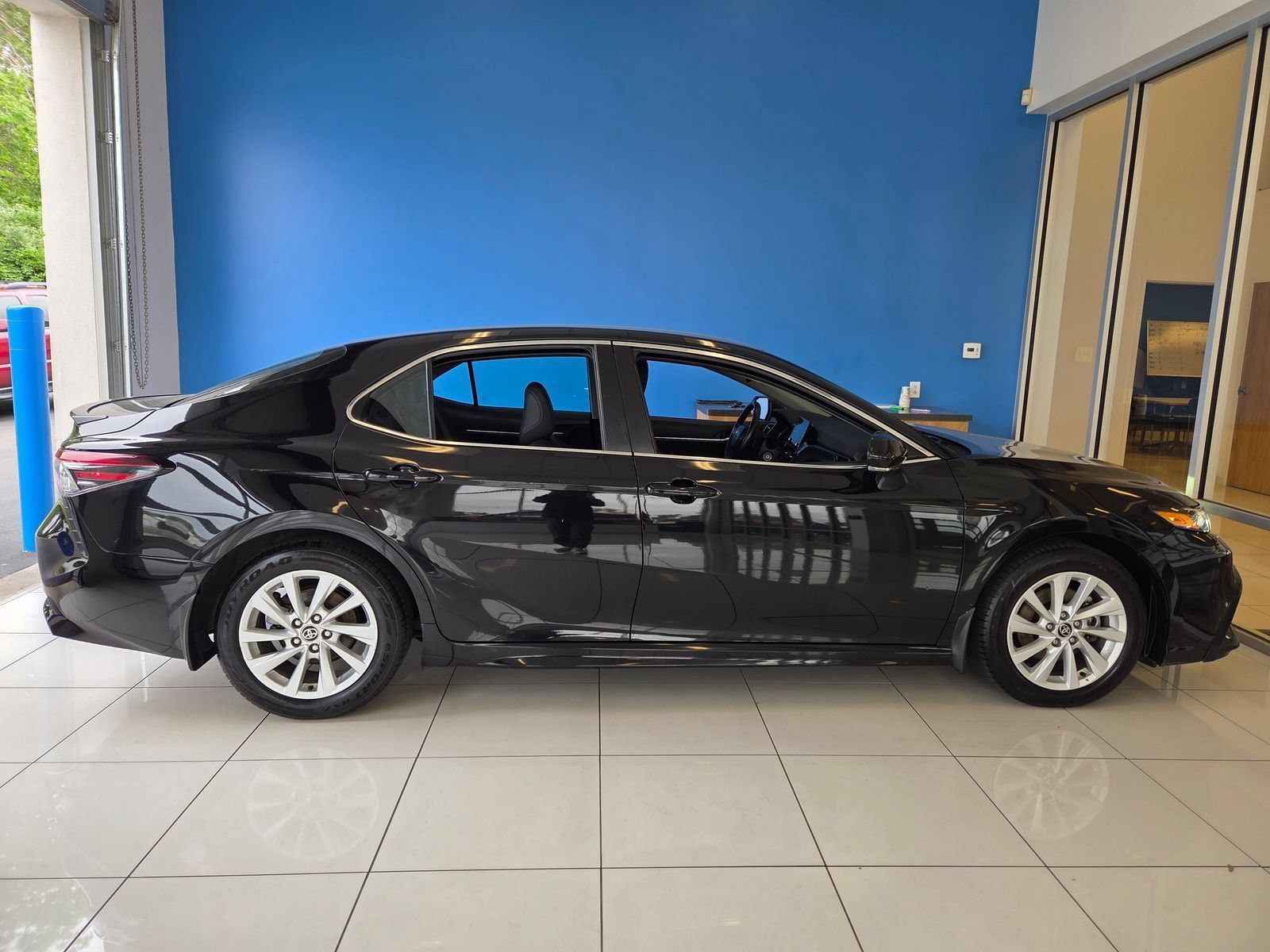 Used 2024 Toyota Camry SE FWD image 5