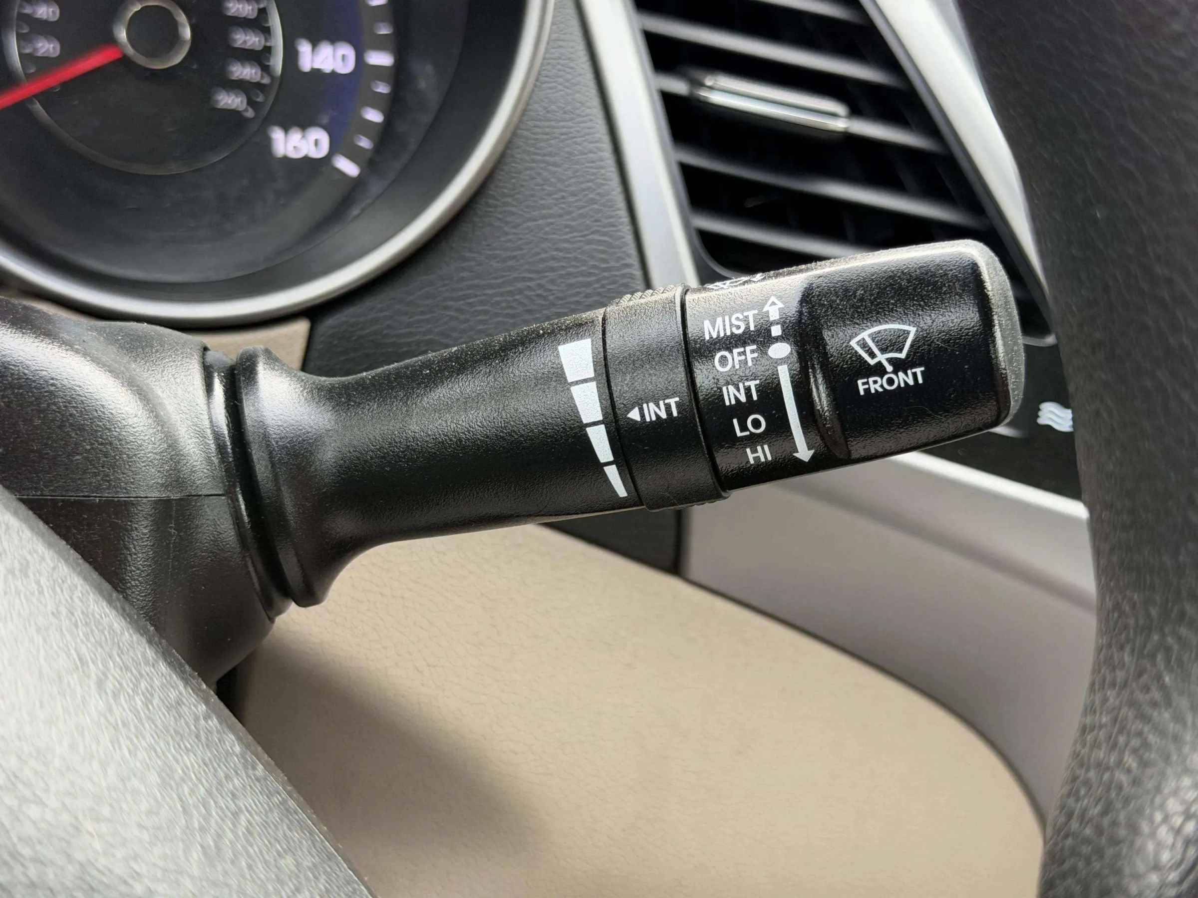 Used 2015 Hyundai Elantra SE FWD image 29
