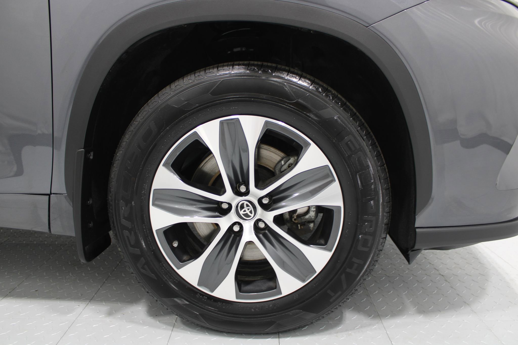Used 2023 Toyota Highlander XLE AWD/4WD image 5
