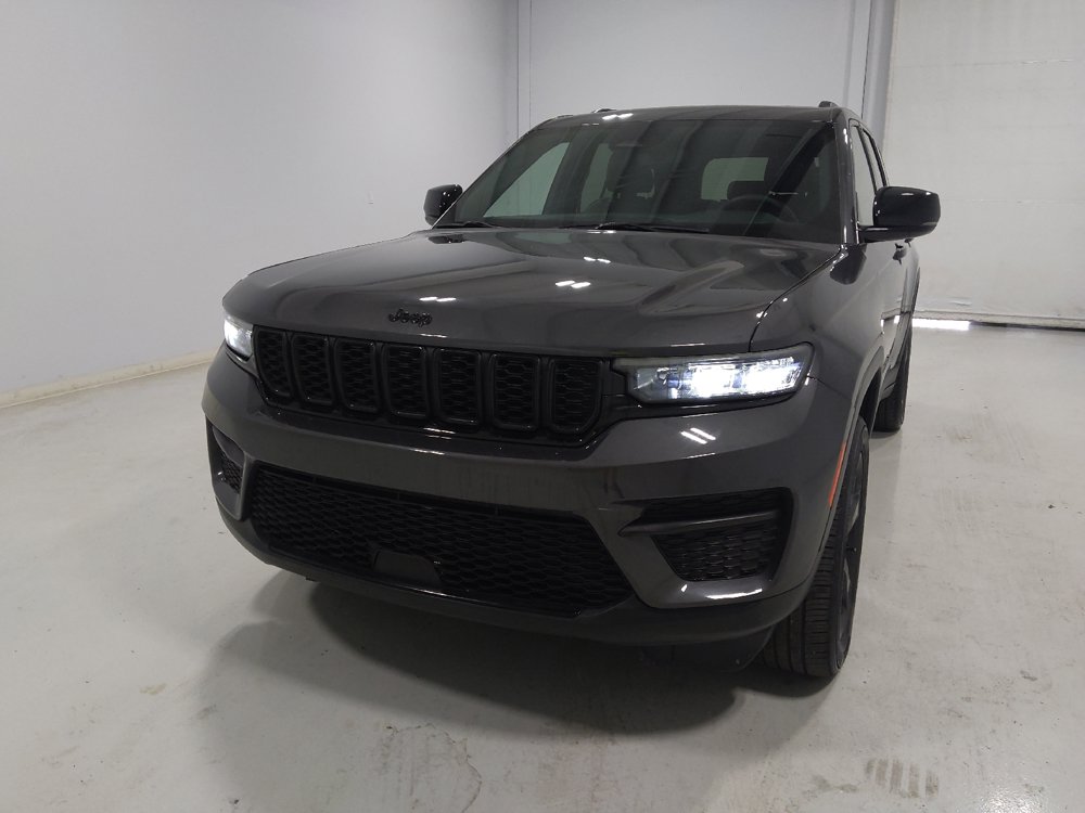 Used 2023 Jeep Grand Cherokee Altitude AWD/4WD image 15