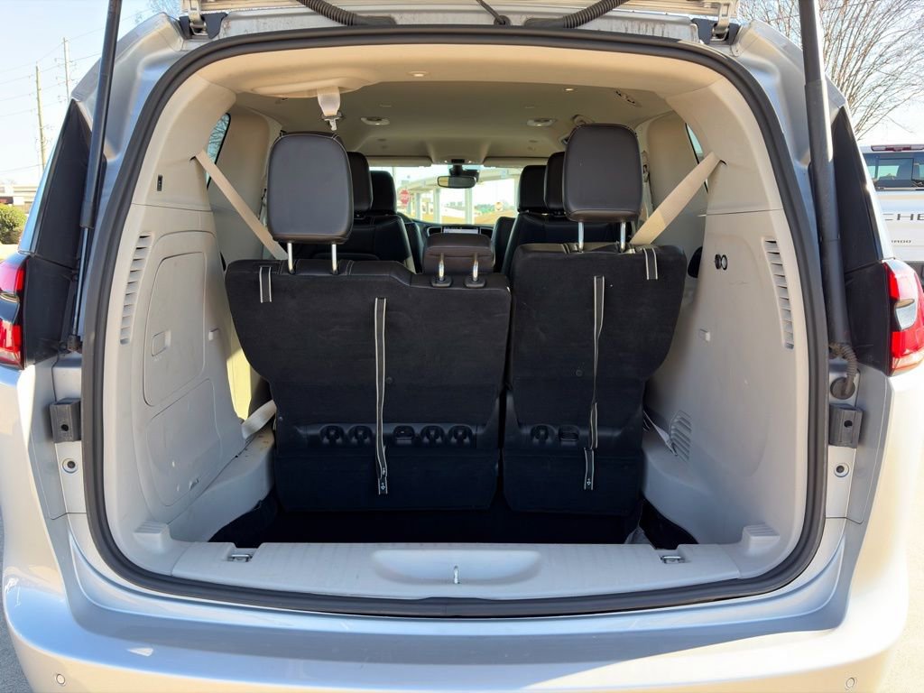 Used 2023 Chrysler Pacifica Touring-L image 7