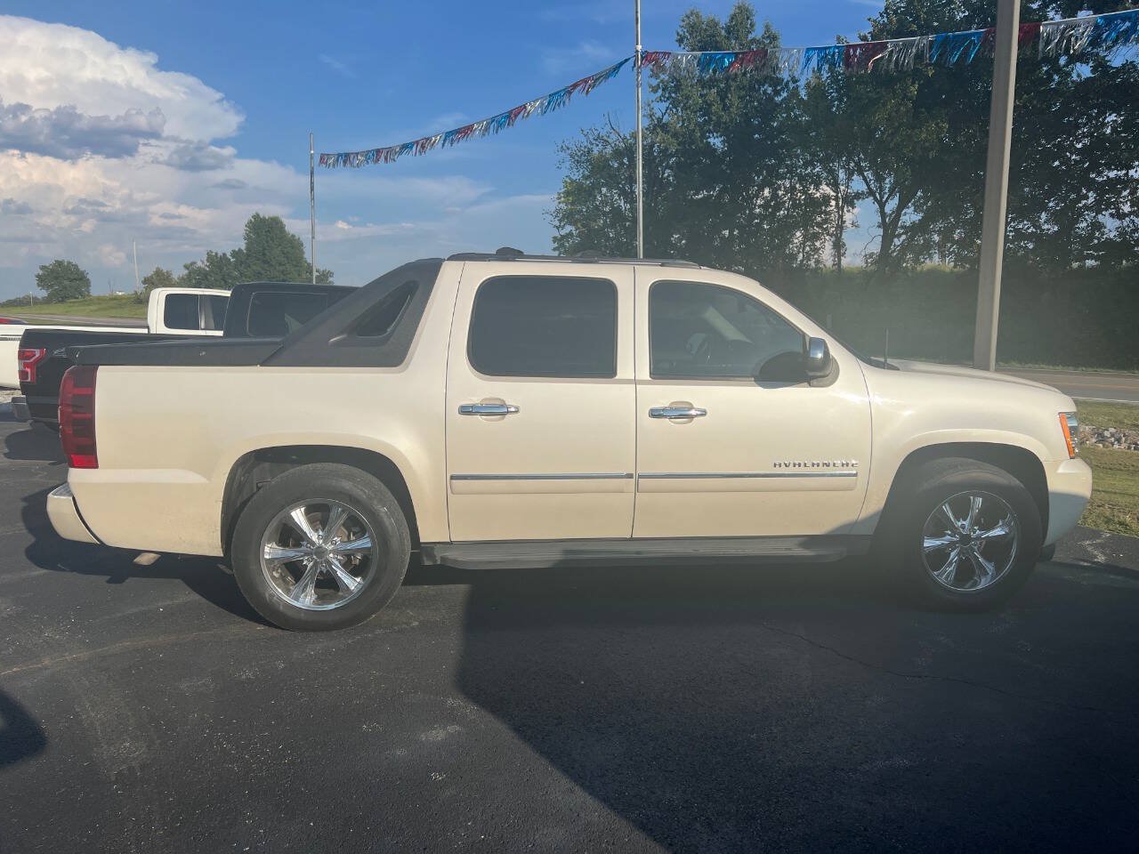 Used 2011 Chevrolet Avalanche LTZ RWD image 3