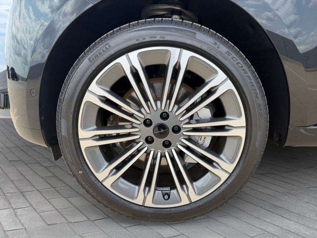 New 2026 Land Rover Range Rover Long Wheelbase SE AWD/4WD image 9