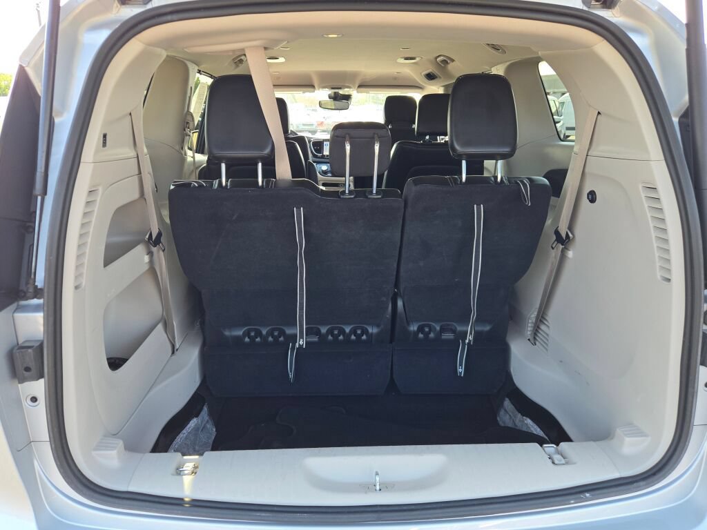 Used 2023 Chrysler Pacifica Touring-L FWD image 22