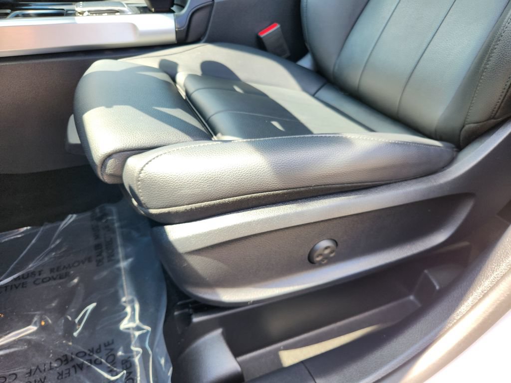 Used 2023 Mercedes-Benz GLB 250 4MATIC w/ Premium Package image 17