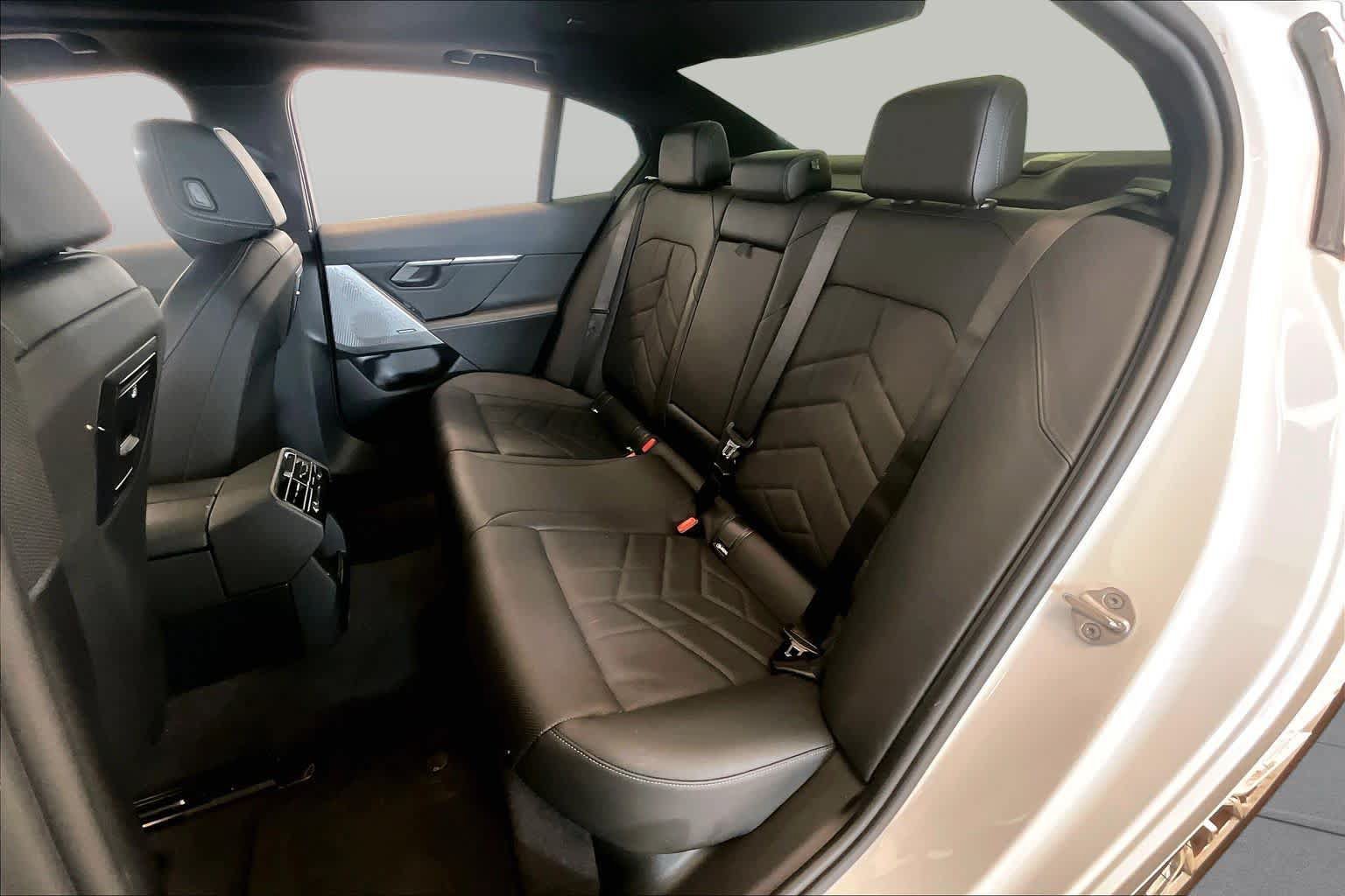 Used 2024 BMW 530i w/ Convenience Package RWD image 17