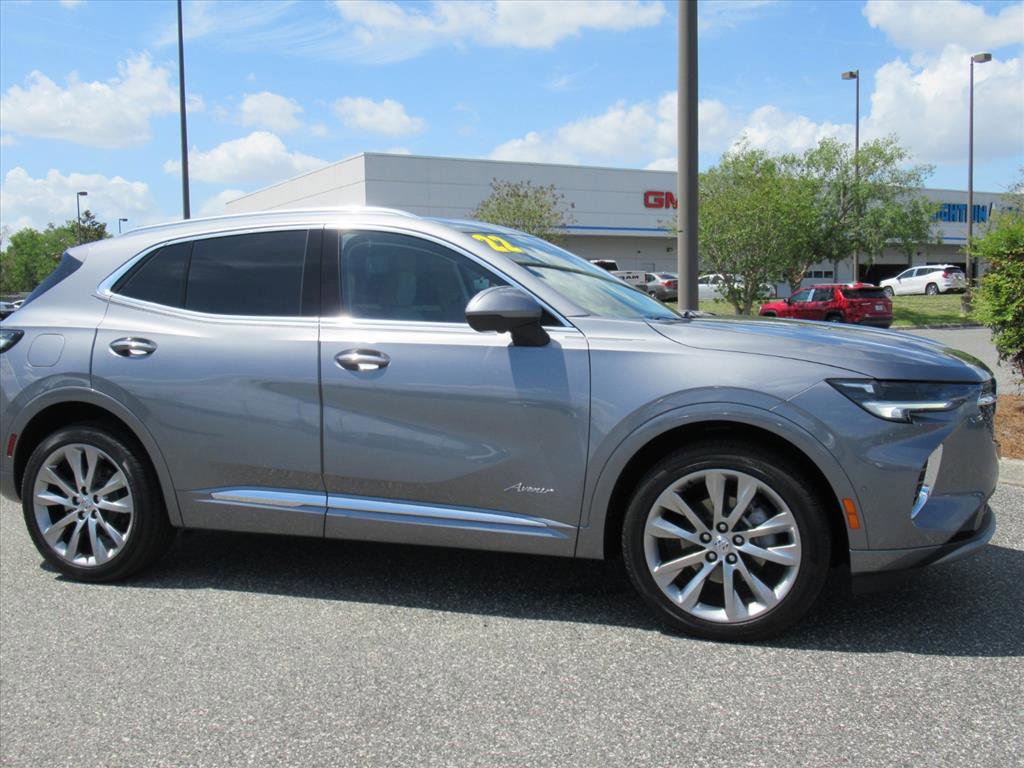 Used 2022 Buick Envision Avenir w/ Technology Package II image 2