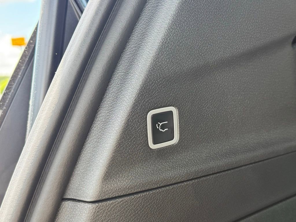 Used 2025 Chrysler Pacifica Select FWD image 6