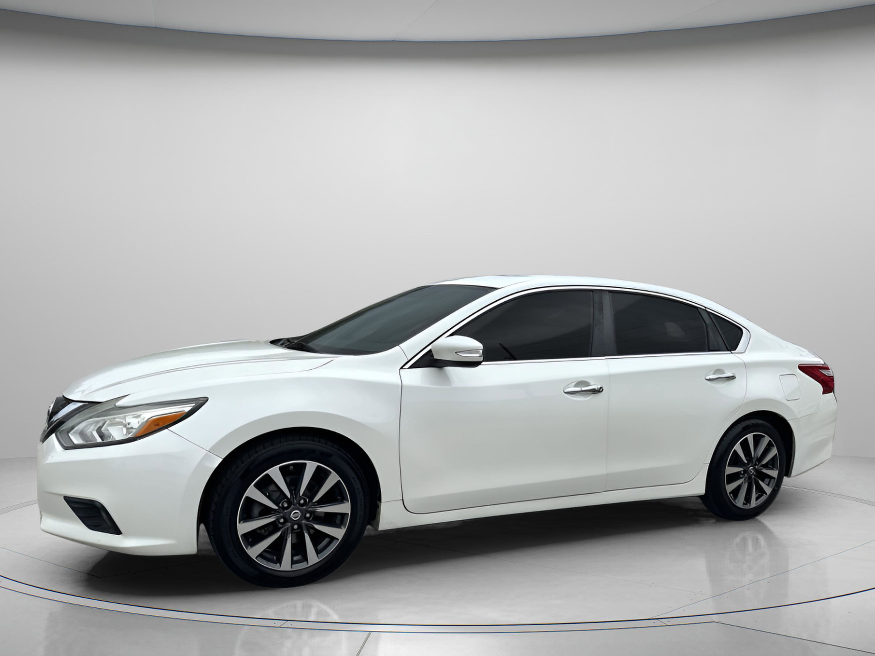 Used 2017 Nissan Altima 2.5 SL w/ Moonroof Package image 2