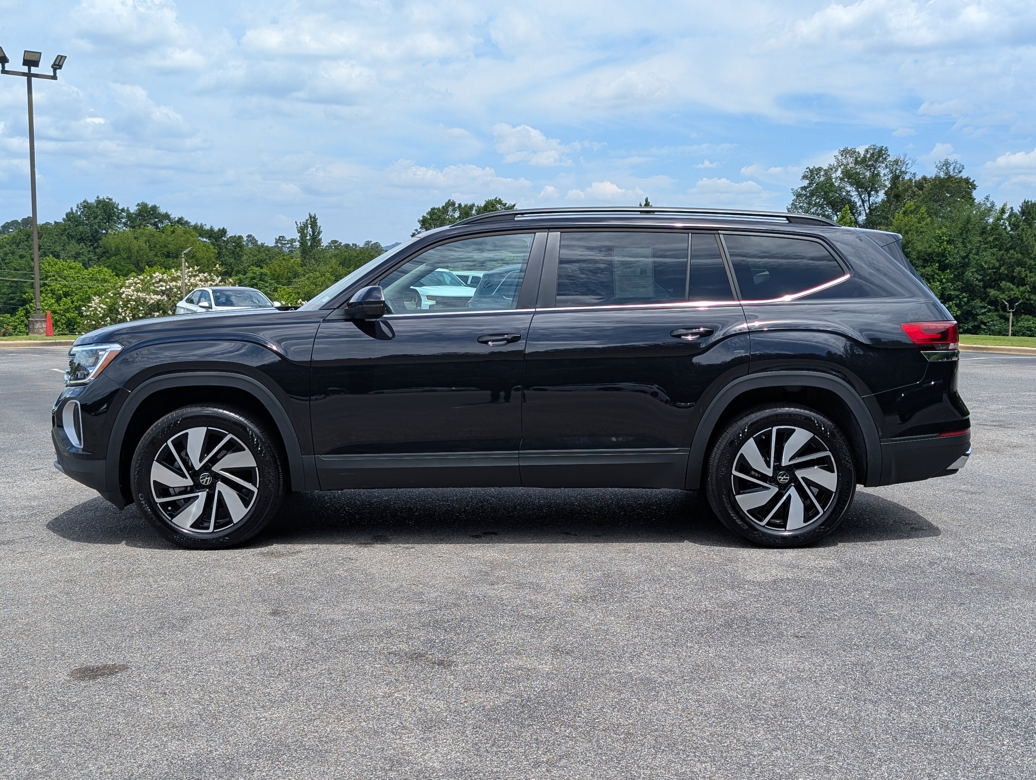Used 2025 Volkswagen Atlas SE FWD image 6