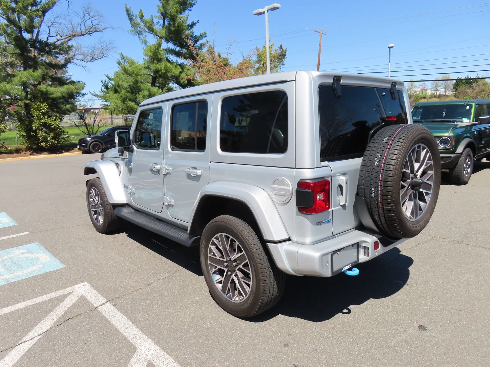 Used 2023 Jeep Wrangler Unlimited Sahara AWD/4WD image 7