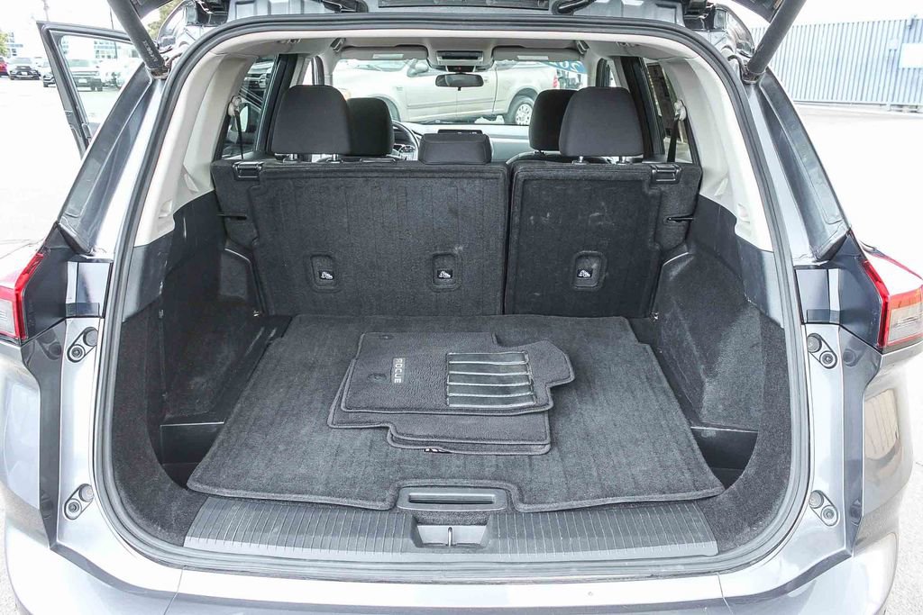 Used 2025 Nissan Rogue SV FWD image 31