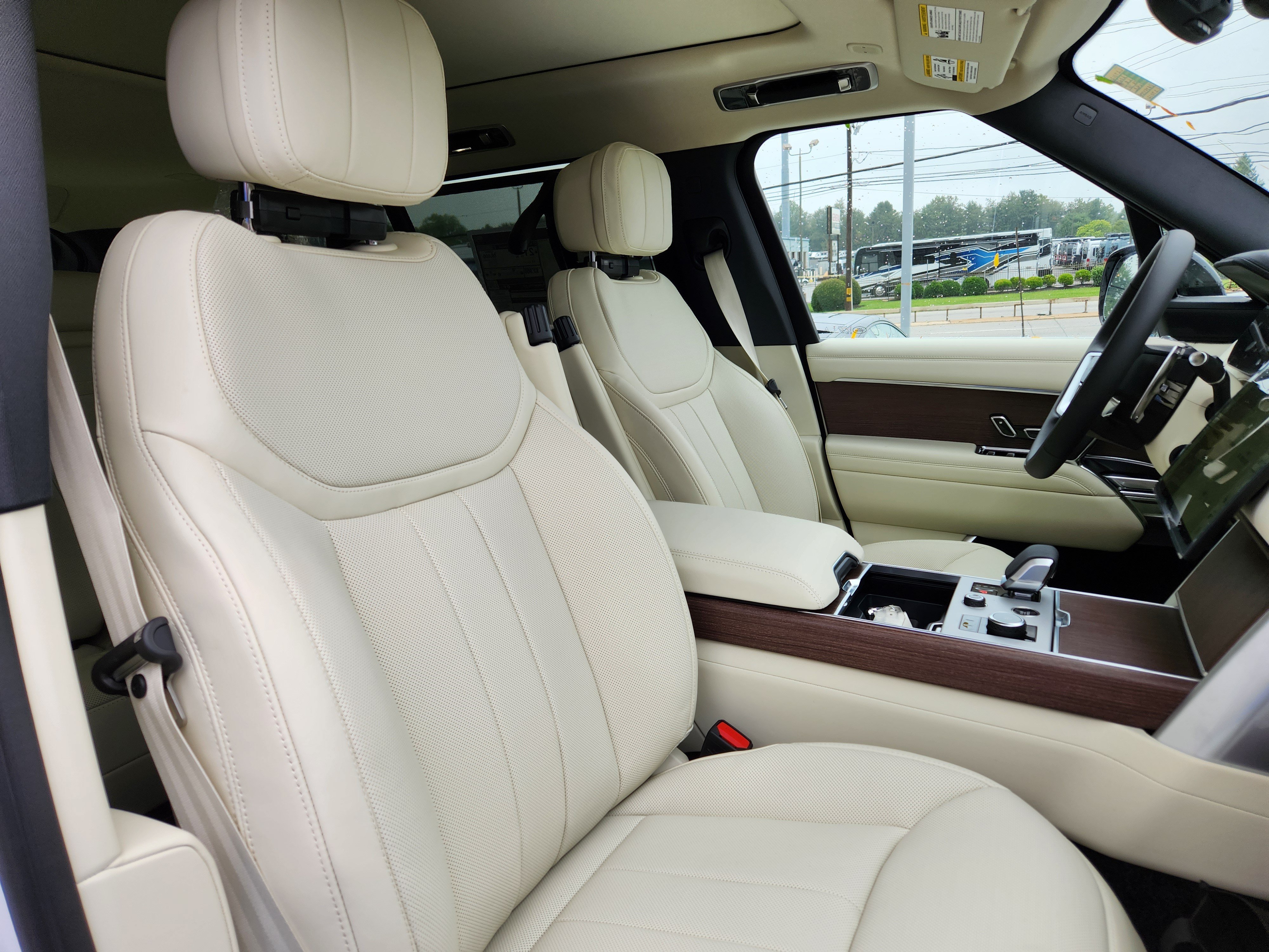 New 2027 Land Rover Range Rover Long Wheelbase SE AWD/4WD image 12