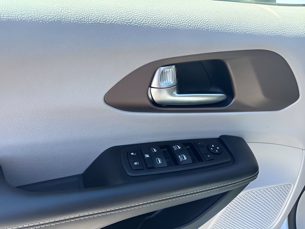 Used 2023 Chrysler Voyager LX FWD image 25