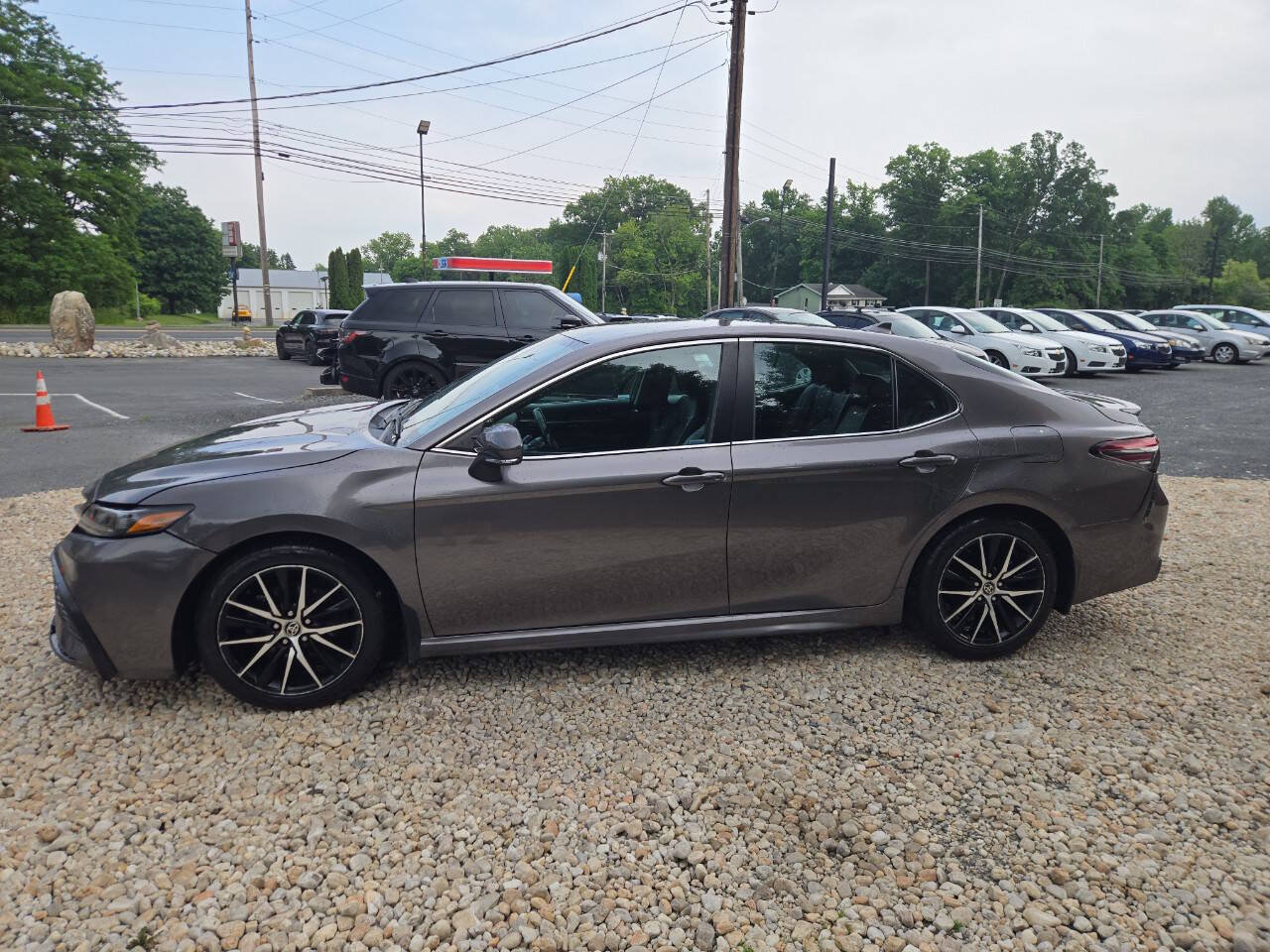Used 2022 Toyota Camry SE FWD image 3