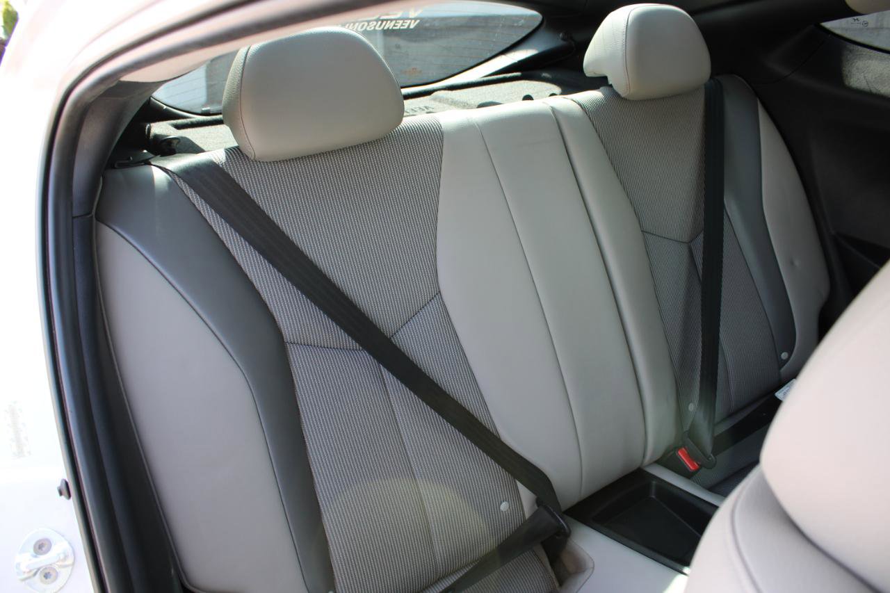 Used 2012 Hyundai Veloster w/ Style Pkg image 16