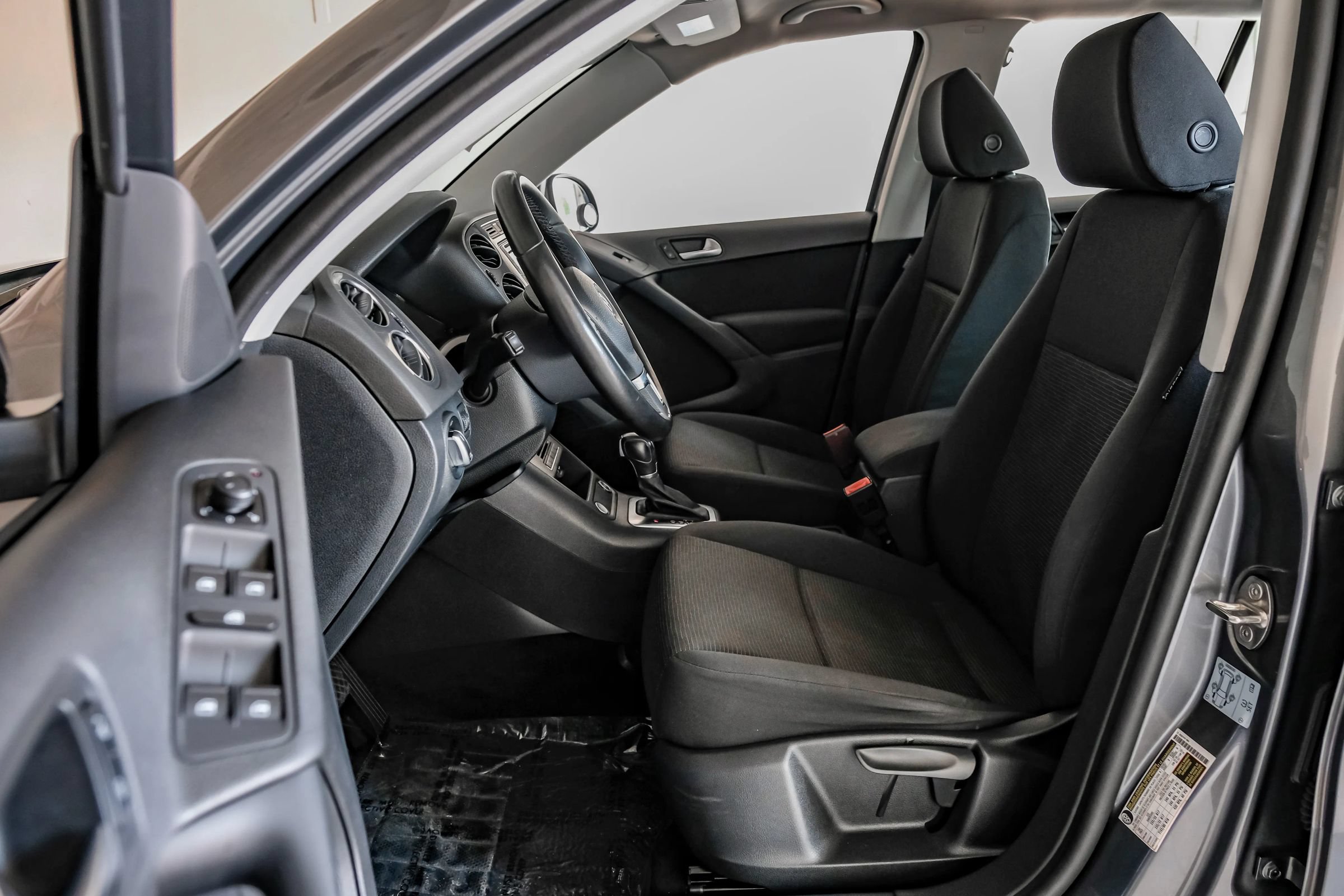 Used 2018 Volkswagen Tiguan Limited w/ Premium Package FWD image 3