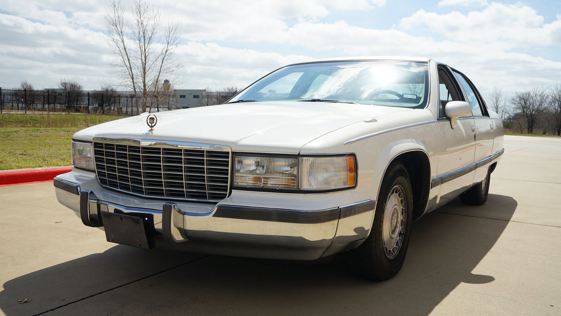 Used 1993 Cadillac Fleetwood Sedan RWD image 3