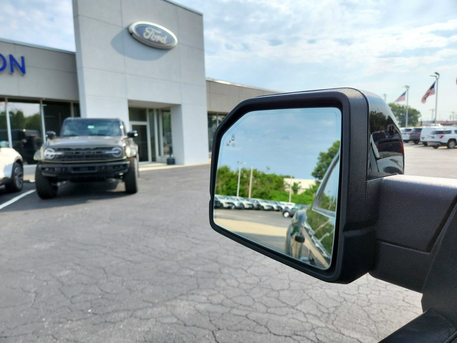 Used 2017 Ford F150 Raptor w/ Equipment Group 802A Luxury AWD/4WD image 14