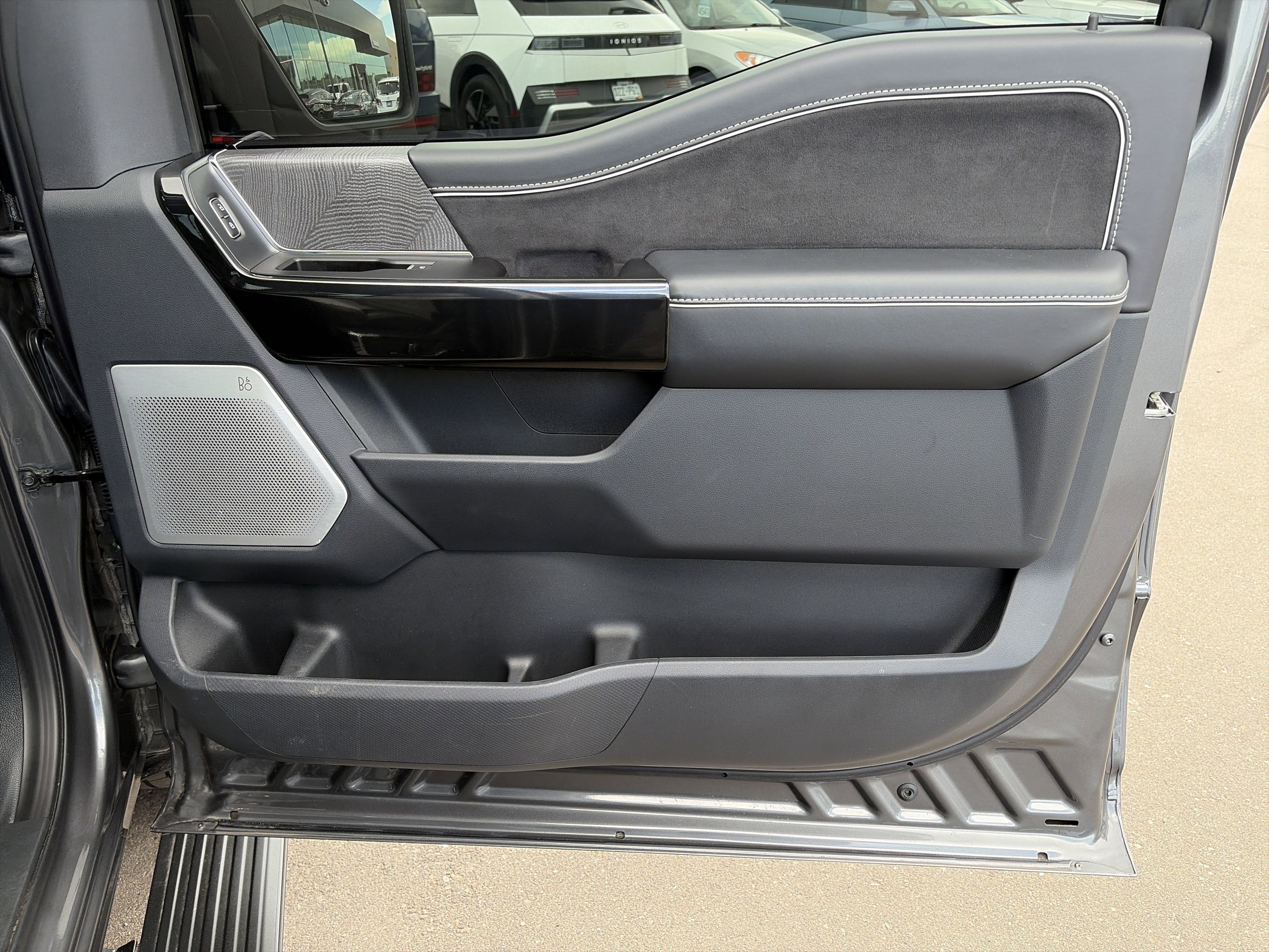 Used 2023 Ford F150 Lightning Platinum AWD/4WD image 30