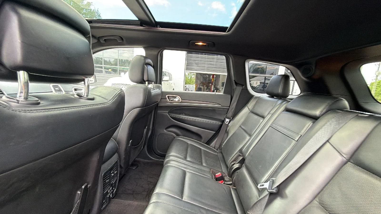 Used 2015 Jeep Grand Cherokee Limited w/ Luxury Group II RWD image 33
