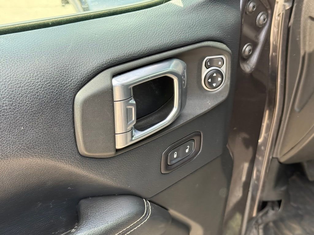 Used 2018 Jeep Wrangler Unlimited Sahara AWD/4WD image 11