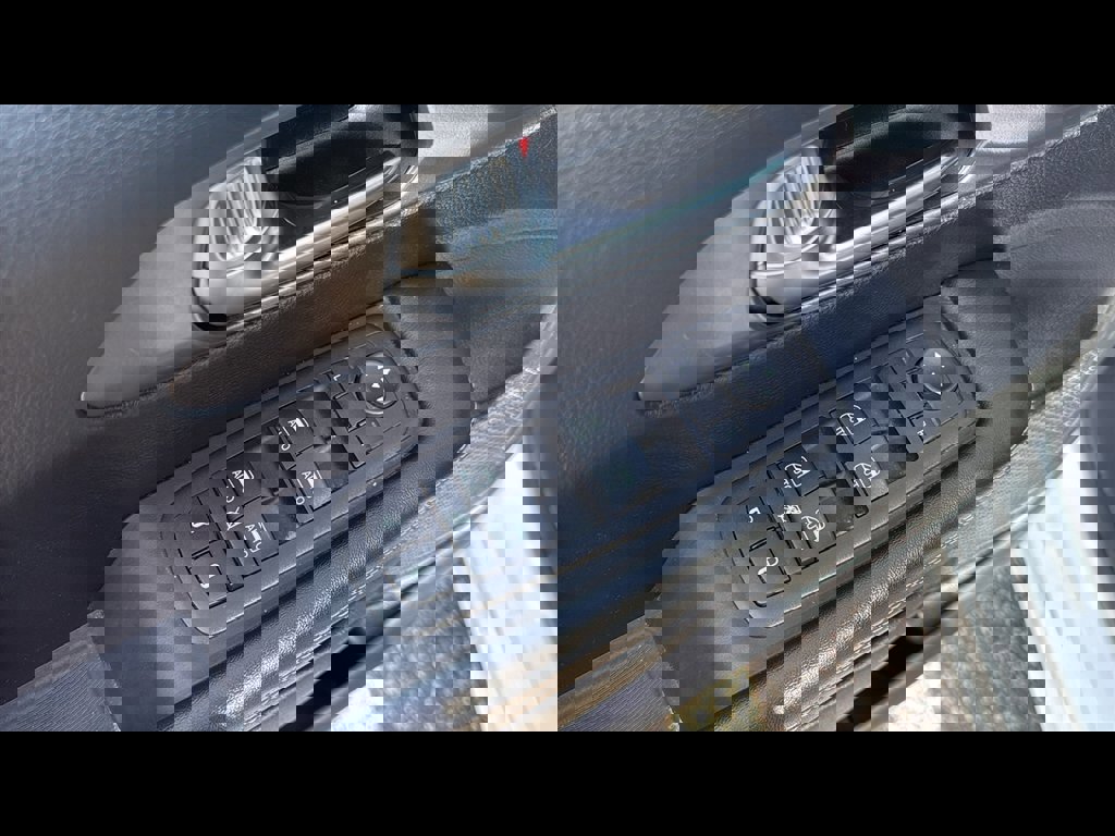 Used 2025 Chrysler Pacifica Select image 8