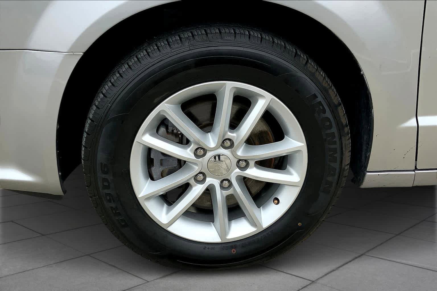 Used 2020 Dodge Grand Caravan SXT image 10