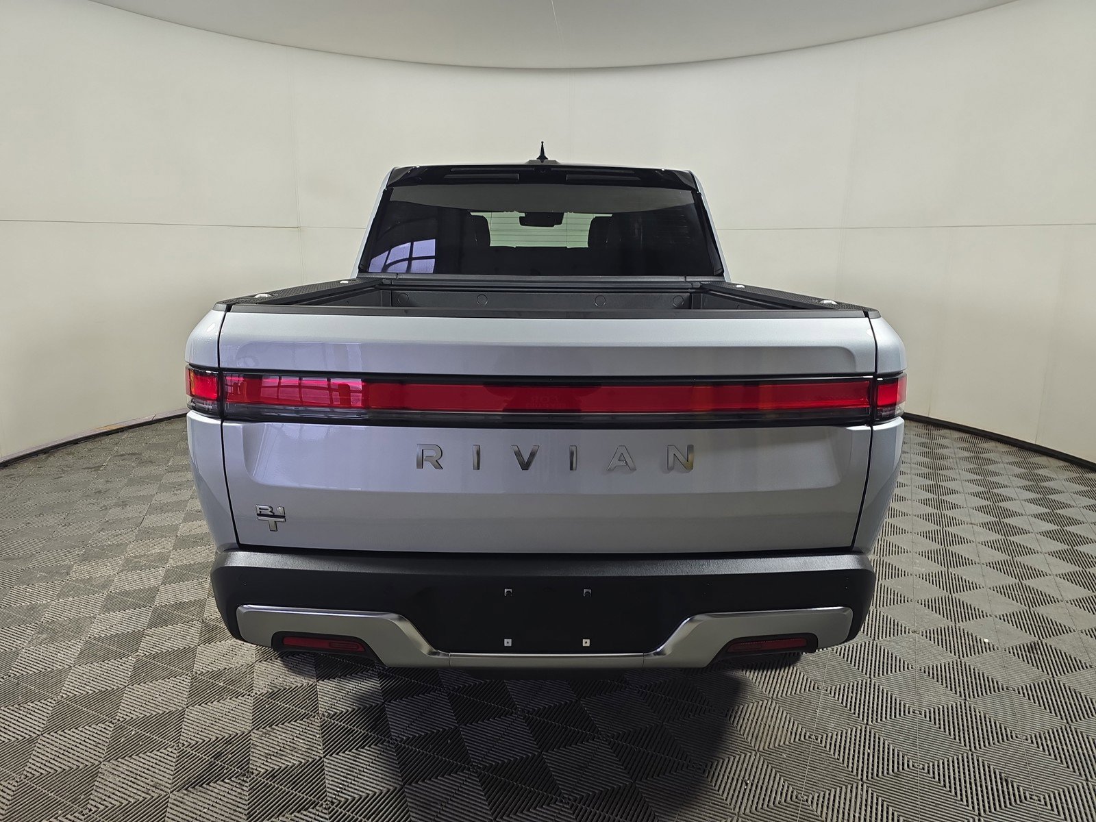 Used 2025 Rivian R1T Adventure AWD/4WD image 4