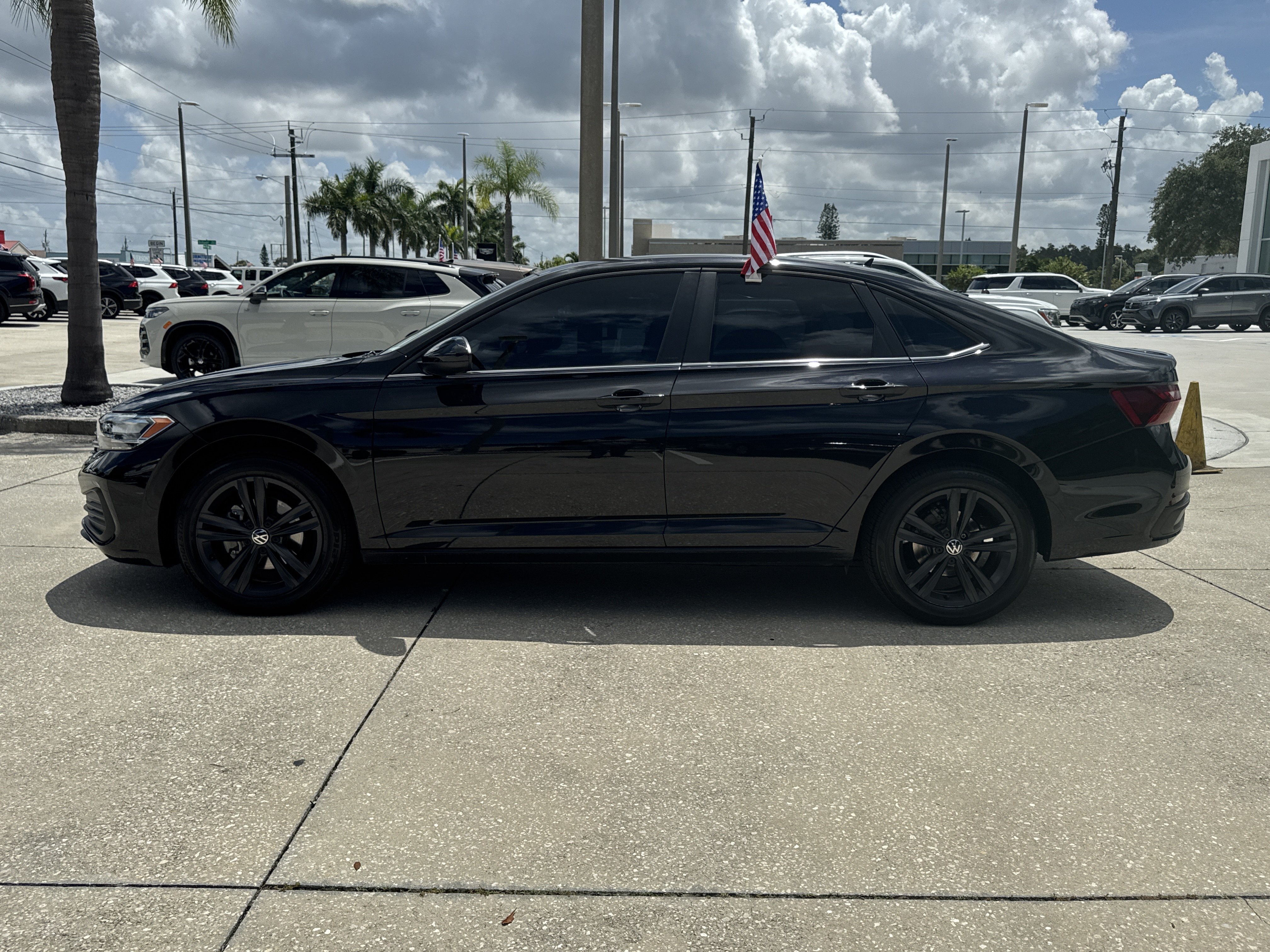Certified 2023 Volkswagen Jetta SE w/ Panoramic Sunroof Package FWD image 7