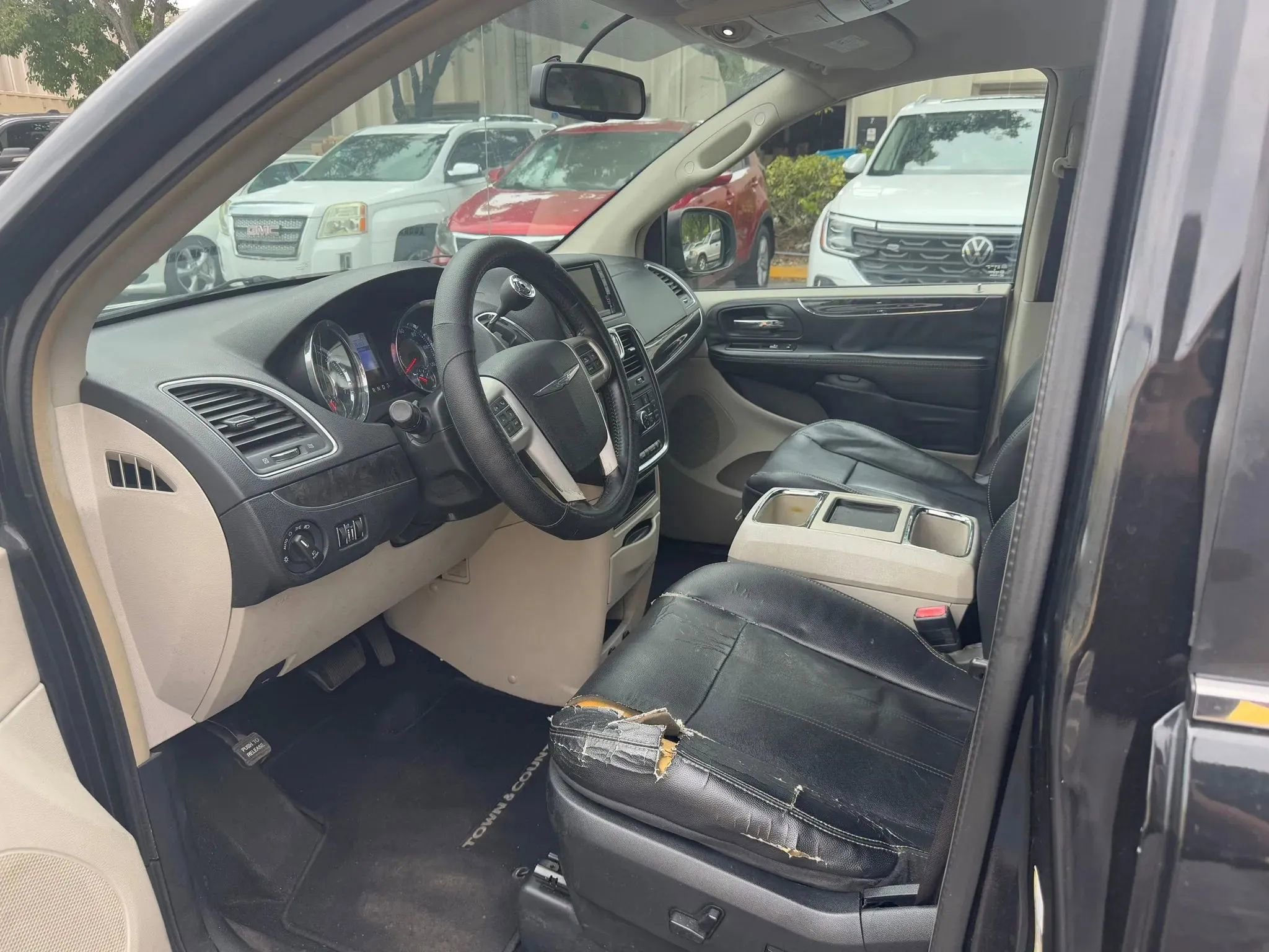 Used 2014 Chrysler Town & Country Touring image 14