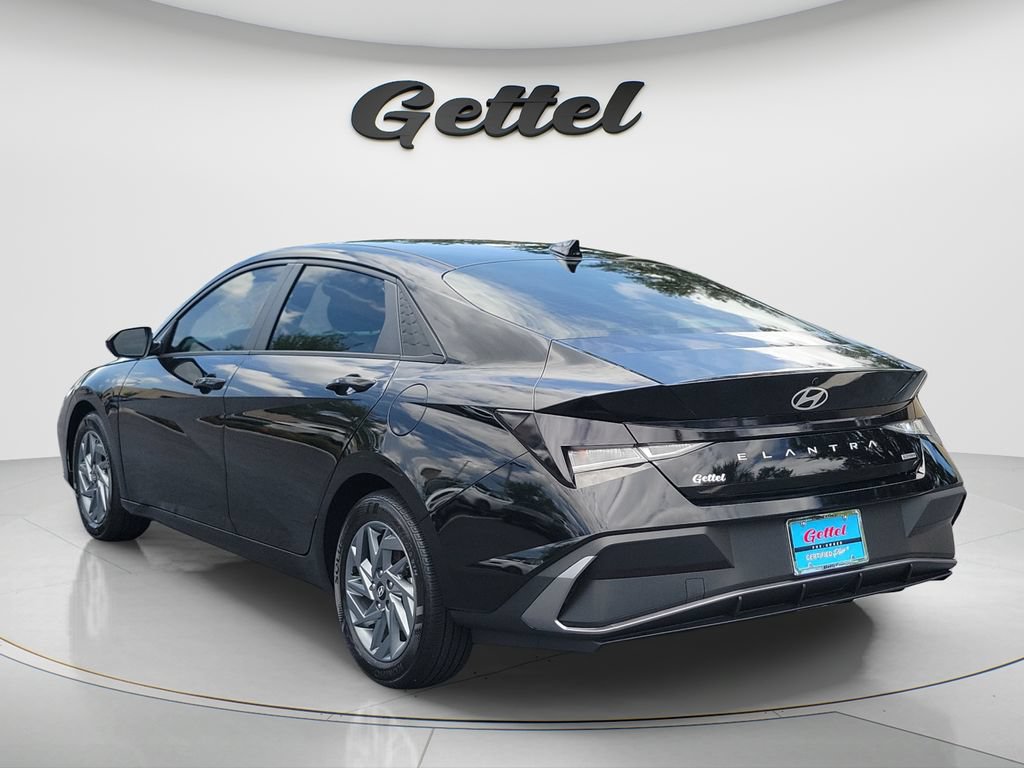 Used 2024 Hyundai Elantra Blue FWD image 7