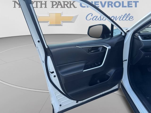 Used 2021 Toyota RAV4 LE FWD image 10
