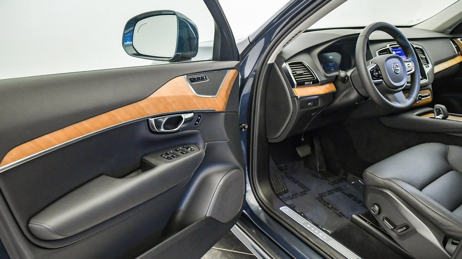 Certified 2025 Volvo XC90 B6 Ultra image 22