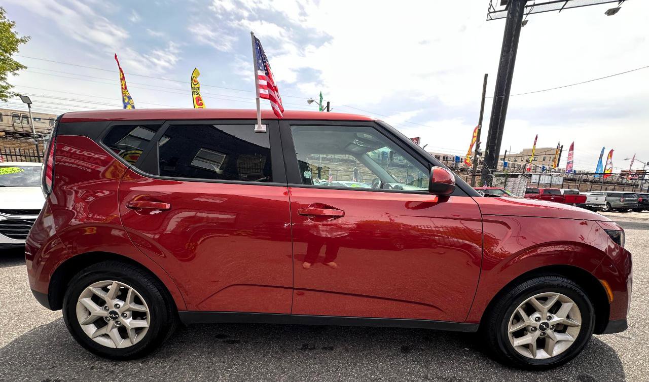 Used 2024 Kia Soul LX w/ Option Group 015 FWD image 3
