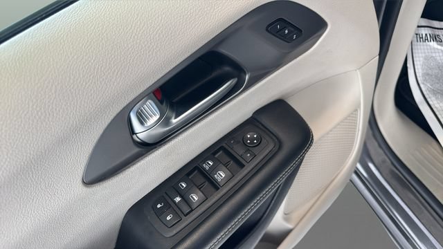 Used 2022 Chrysler Pacifica Touring-L FWD image 8