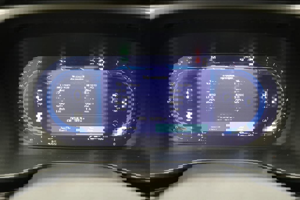 Used 2025 Volvo XC40 B5 Plus image 19